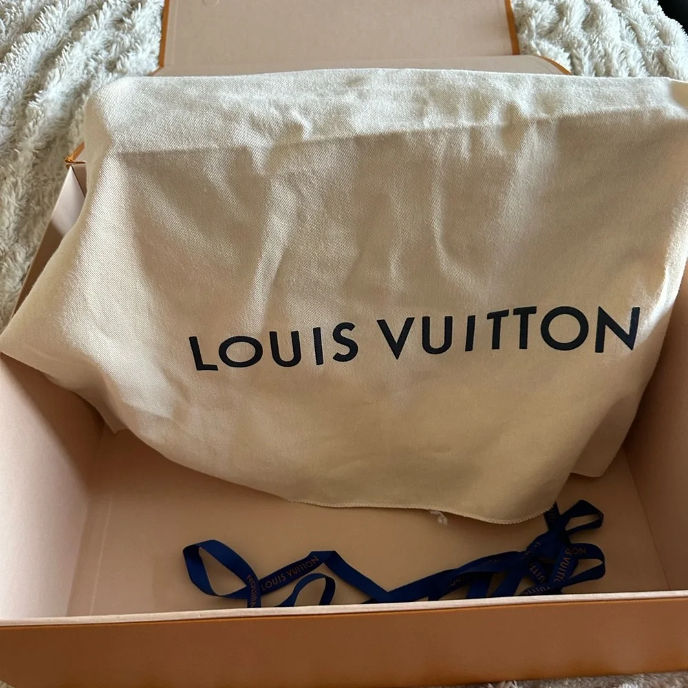 Louis Vuitton OnTheGo MM reverse Monogram Tote - Picture 9 of 11